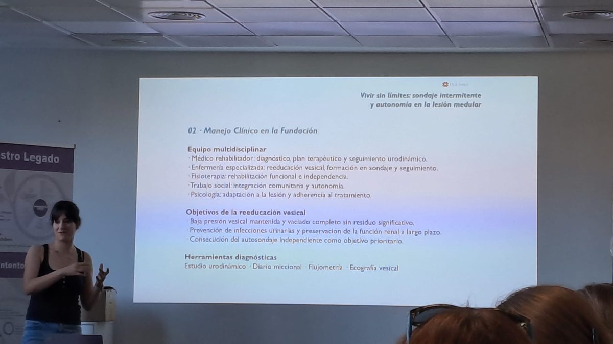 Diapositiva de la ponencia de María Herrera sobre manejo clínico en la Fundación Lesión Medular